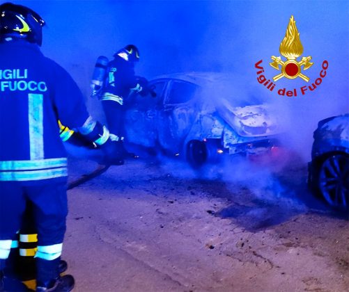Ennesimo rogo notturno, alle fiamme le due auto di una coppia di farmacisti - Corriere Salentino