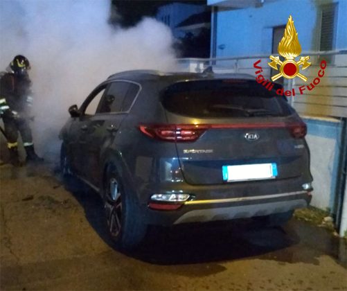 Ennesimo rogo notturno, alle fiamme le due auto di una coppia di farmacisti - Corriere Salentino