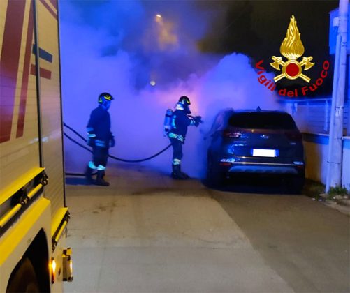 Ennesimo rogo notturno, alle fiamme le due auto di una coppia di farmacisti - Corriere Salentino