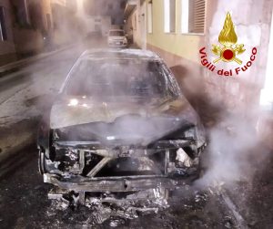 Rogo doloso nell’azienda agricola, distrutti mezzi e pedane. A Galatina brucia un’auto per strada - Corriere Salentino