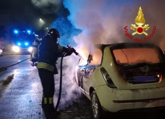 Ennesimo rogo d’auto nel Salento, alle fiamme la Lancia di una pasticcera: si indaga sulle cause