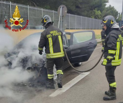 Ancora un’auto che prende fuoco in movimento, paura in mattinata sulla statale 16 - Corriere Salentino