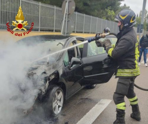 Ancora un’auto che prende fuoco in movimento, paura in mattinata sulla statale 16 - Corriere Salentino