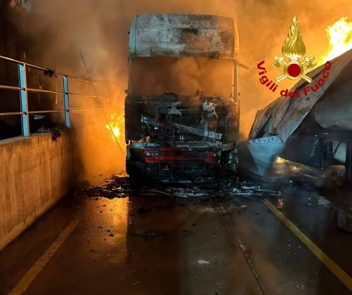 Rogo doloso nell’azienda agricola, distrutti mezzi e pedane. A Galatina brucia un’auto per strada - Corriere Salentino