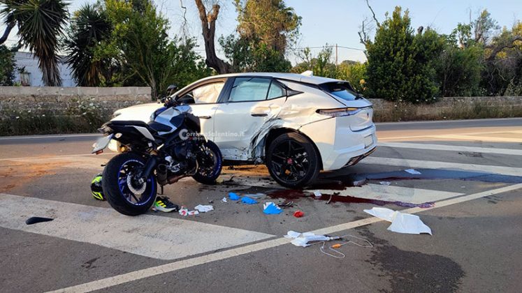 Drammatico schianto tra auto e moto sulla via per il mare: grave un centauro - Corriere Salentino