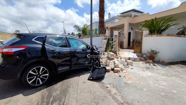 Violento schianto in periferia, un’auto abbatte il muro di una villa: un ferito in codice rosso al Fazzi - Corriere Salentino