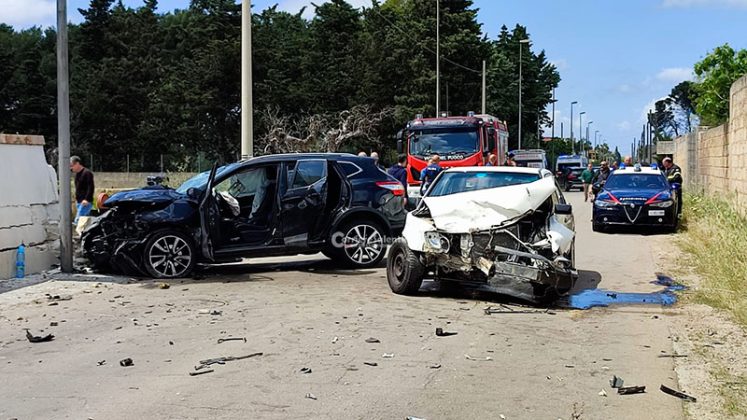 Violento schianto in periferia, un’auto abbatte il muro di una villa: un ferito in codice rosso al Fazzi - Corriere Salentino