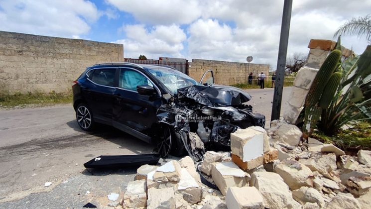 Violento schianto in periferia, un’auto abbatte il muro di una villa: un ferito in codice rosso al Fazzi - Corriere Salentino