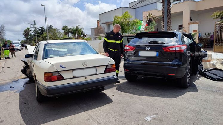 Violento schianto in periferia, un’auto abbatte il muro di una villa: un ferito in codice rosso al Fazzi - Corriere Salentino