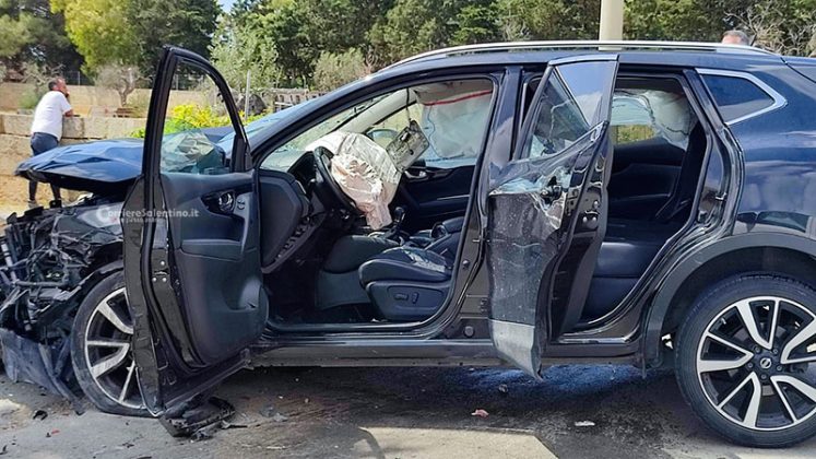 Violento schianto in periferia, un’auto abbatte il muro di una villa: un ferito in codice rosso al Fazzi - Corriere Salentino