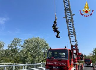 Minaccia di lanciarsi nel vuoto dal viadotto, i vigili del fuoco evitano la tragedia