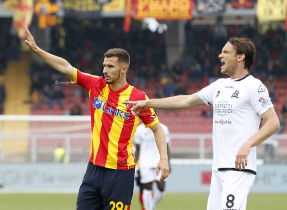 Il Lecce spreca l’occasione di chiudere i conti, contro lo Spezia finisce 0 a 0. Ancora contestazioni per Corvino: “Vattene da Lecce" - Corriere Salentino