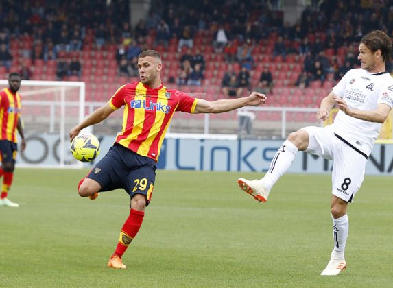 Il Lecce spreca l’occasione di chiudere i conti, contro lo Spezia finisce 0 a 0. Ancora contestazioni per Corvino: “Vattene da Lecce" - Corriere Salentino