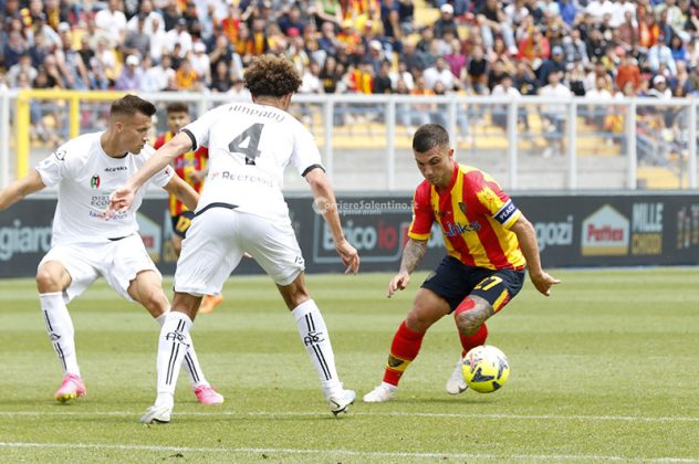Il Lecce spreca l’occasione di chiudere i conti, contro lo Spezia finisce 0 a 0. Ancora contestazioni per Corvino: “Vattene da Lecce" - Corriere Salentino