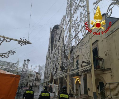 Maltempo, nel Salento cadono decine di alberi su strade e binari. A Diso sradicate le luminarie della festa - Corriere Salentino