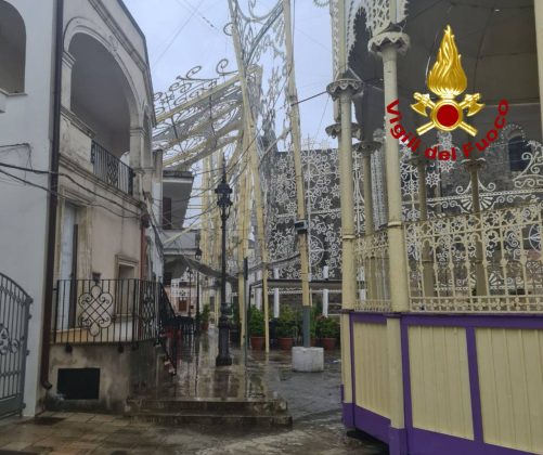 Maltempo, nel Salento cadono decine di alberi su strade e binari. A Diso sradicate le luminarie della festa - Corriere Salentino