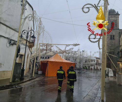 Maltempo, nel Salento cadono decine di alberi su strade e binari. A Diso sradicate le luminarie della festa - Corriere Salentino