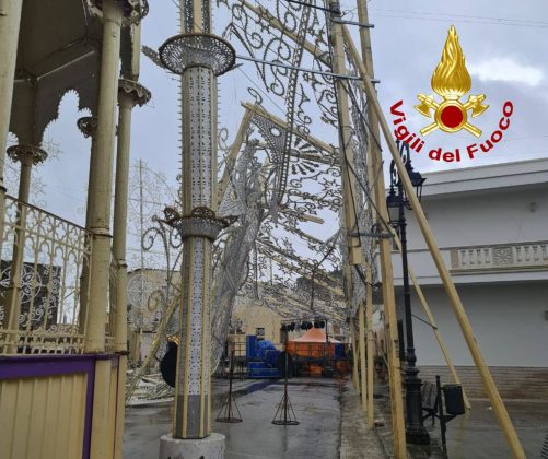 Maltempo, nel Salento cadono decine di alberi su strade e binari. A Diso sradicate le luminarie della festa - Corriere Salentino