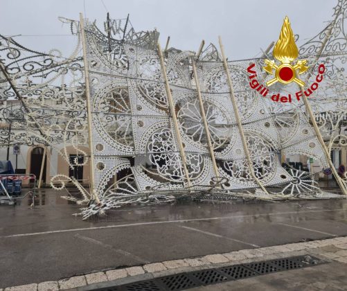 Maltempo, nel Salento cadono decine di alberi su strade e binari. A Diso sradicate le luminarie della festa - Corriere Salentino