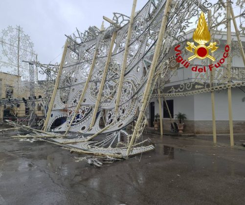 Maltempo, nel Salento cadono decine di alberi su strade e binari. A Diso sradicate le luminarie della festa - Corriere Salentino