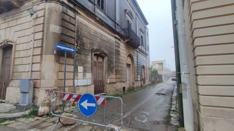 Maltempo, nel Salento cadono decine di alberi su strade e binari. A Diso sradicate le luminarie della festa - Corriere Salentino
