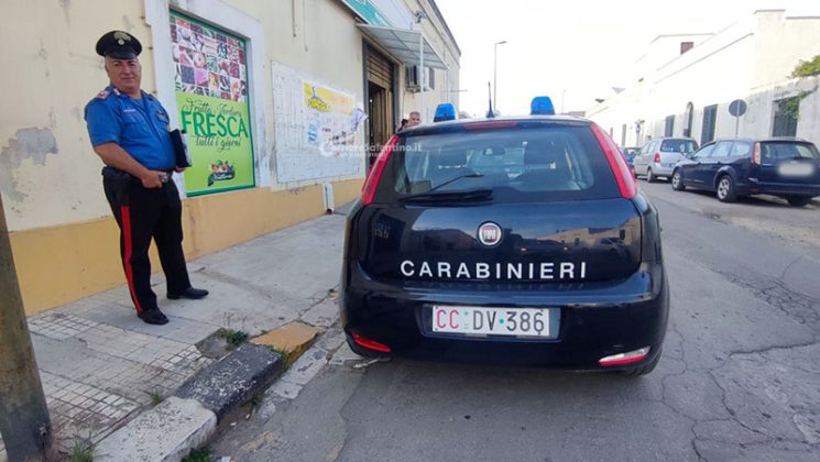 Rapinatore solitario in azione nel supermercato: pistola contro la cassiera e via con il bottino - Corriere Salentino