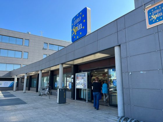 Sfonda le vetrate del supermercato per rubare, ma le casse sono vuote: fallito il furto all’Eurospin - Corriere Salentino