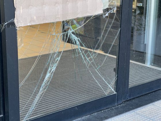 Sfonda le vetrate del supermercato per rubare, ma le casse sono vuote: fallito il furto all’Eurospin - Corriere Salentino