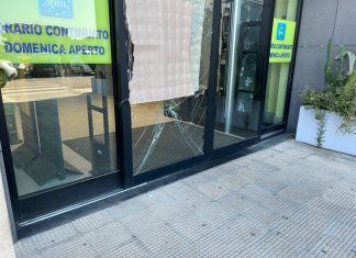 Sfonda le vetrate del supermercato per rubare, ma le casse sono vuote: fallito il furto all’Eurospin