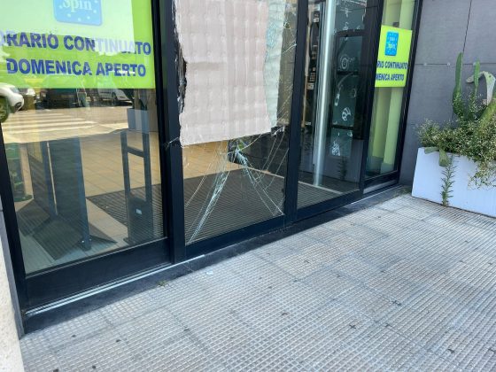 Sfonda le vetrate del supermercato per rubare, ma le casse sono vuote: fallito il furto all’Eurospin - Corriere Salentino
