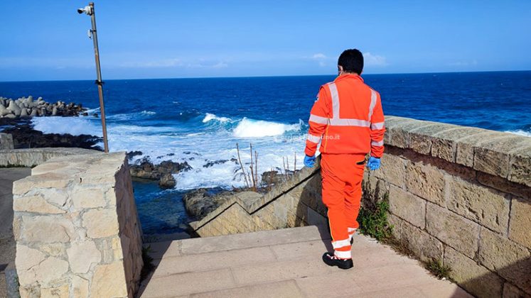 Cade e batte la testa: muore turista in vacanza nel Salento - Corriere Salentino