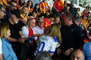 Il Premio Oscar Helen Mirren al Via del Mare con la maglia del Lecce - Corriere Salentino