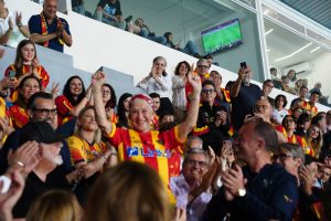 Il Premio Oscar Helen Mirren al Via del Mare con la maglia del Lecce - Corriere Salentino