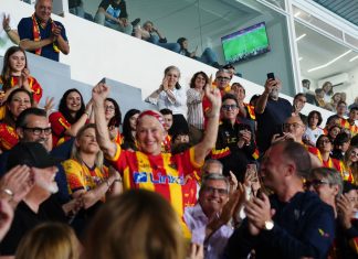 Il Premio Oscar Helen Mirren al Via del Mare con la maglia del Lecce