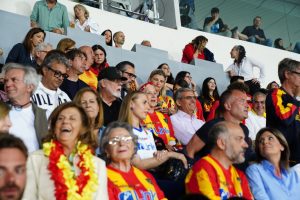 Il Premio Oscar Helen Mirren al Via del Mare con la maglia del Lecce - Corriere Salentino