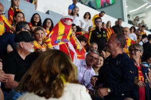 Il Premio Oscar Helen Mirren al Via del Mare con la maglia del Lecce - Corriere Salentino