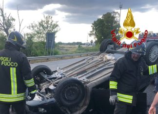 Impatto tra auto sulla statale, una si capovolge: giovane in ospedale con codice rosso