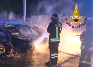 Ennesimo attentato, raid incendiario contro concessionaria: bruciati quattro veicoli