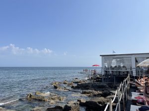 C’è sempre un posto al sole nel Salento: domenica senza nuvole per diverse spiagge, tra Roca a Santa Maria di Leuca il mare più bello - Corriere Salentino