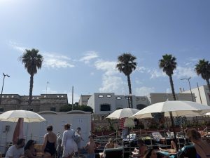 C’è sempre un posto al sole nel Salento: domenica senza nuvole per diverse spiagge, tra Roca a Santa Maria di Leuca il mare più bello - Corriere Salentino