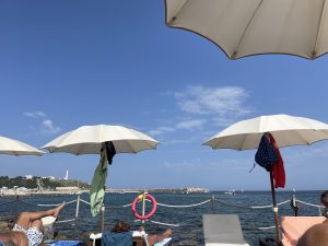 C’è sempre un posto al sole nel Salento: domenica senza nuvole per diverse spiagge, tra Roca a Santa Maria di Leuca il mare più bello - Corriere Salentino