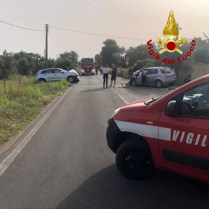 Schianto sulla via per il mare: quattro auto coinvolte. Tre feriti trasportati in ospedale - Corriere Salentino