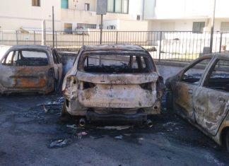 Notte di fuoco a Otranto, quattro auto distrutte da un incendio