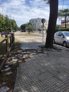 Barriere architettoniche, buche e ostacoli: un breve video sul difficile percorso di un disabile sui marciapiedi leccesi - Corriere Salentino