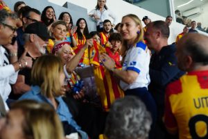 Il Premio Oscar Helen Mirren al Via del Mare con la maglia del Lecce - Corriere Salentino