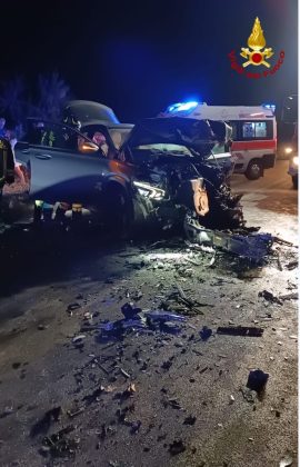 Tragico scontro tra auto sulla provinciale: muore sul colpo una donna. Quattro feriti - Corriere Salentino