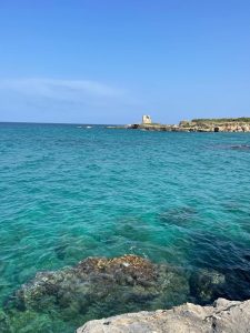 C’è sempre un posto al sole nel Salento: domenica senza nuvole per diverse spiagge, tra Roca a Santa Maria di Leuca il mare più bello - Corriere Salentino