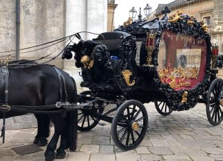 Presicce-Acquarica, corteo funebre con carrozza e cavalli neri per l’addio a una 57enne