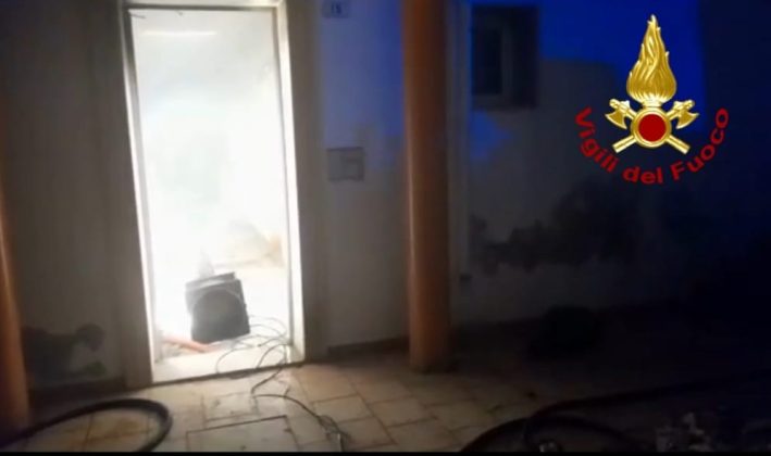 Scoppia incendio in abitazione, evacuati tutti i vicini: paura ai “Giardini di Atena” - Corriere Salentino