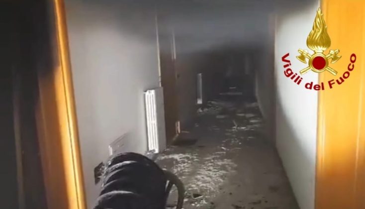 Scoppia incendio in abitazione, evacuati tutti i vicini: paura ai “Giardini di Atena” - Corriere Salentino